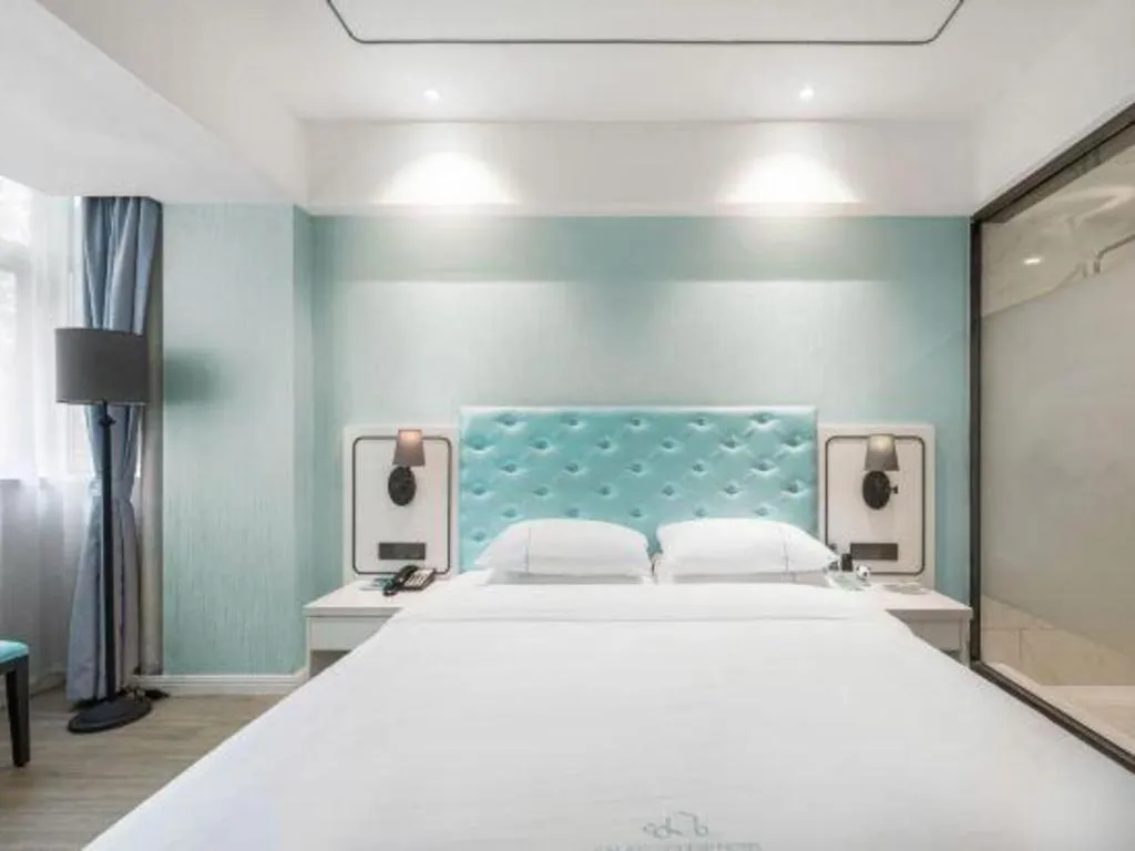 Bed in Qingdao Galaxy Holiday Hotel