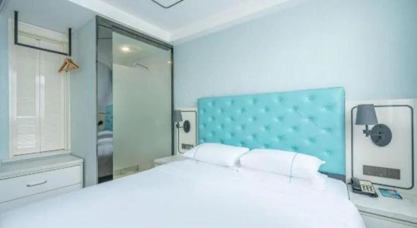 Bed in Qingdao Galaxy Holiday Hotel