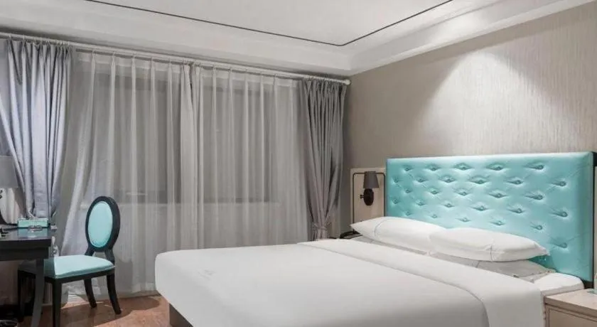 Bed in Qingdao Galaxy Holiday Hotel