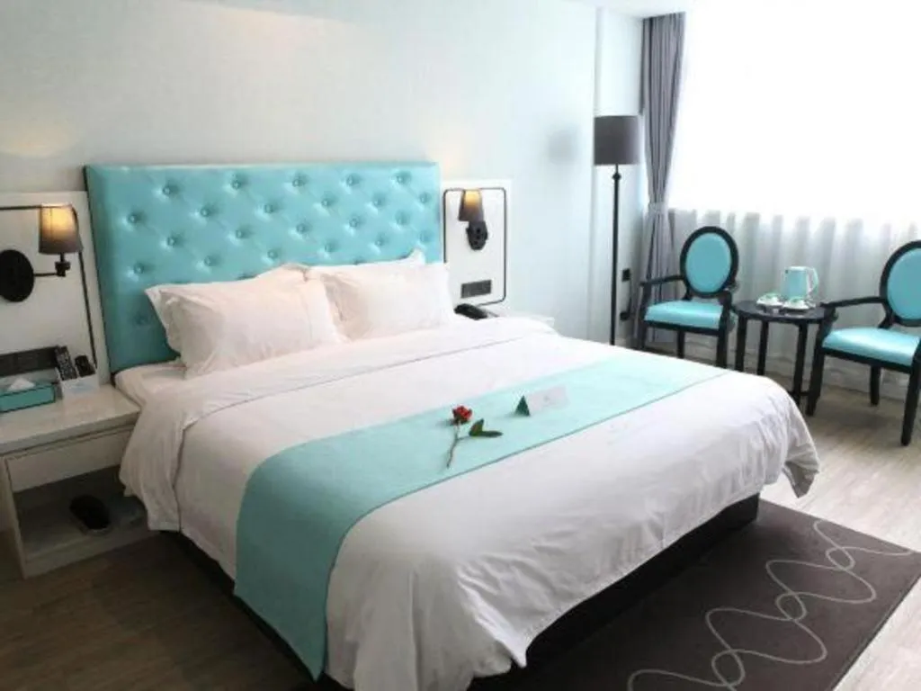 Bed in Qingdao Galaxy Holiday Hotel