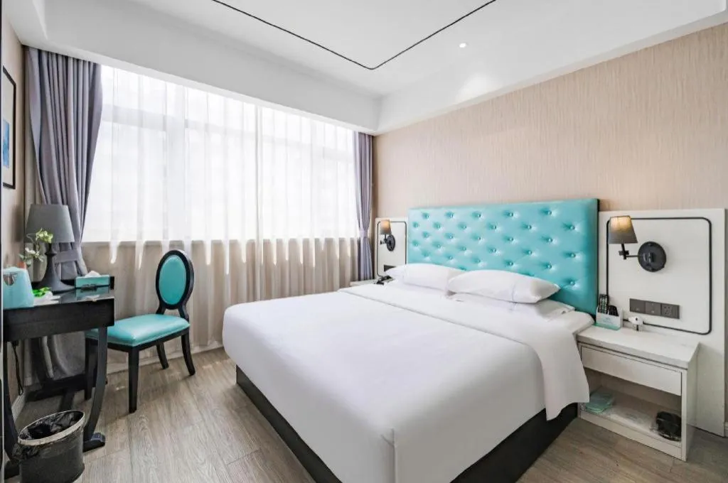 Bed in Qingdao Galaxy Holiday Hotel