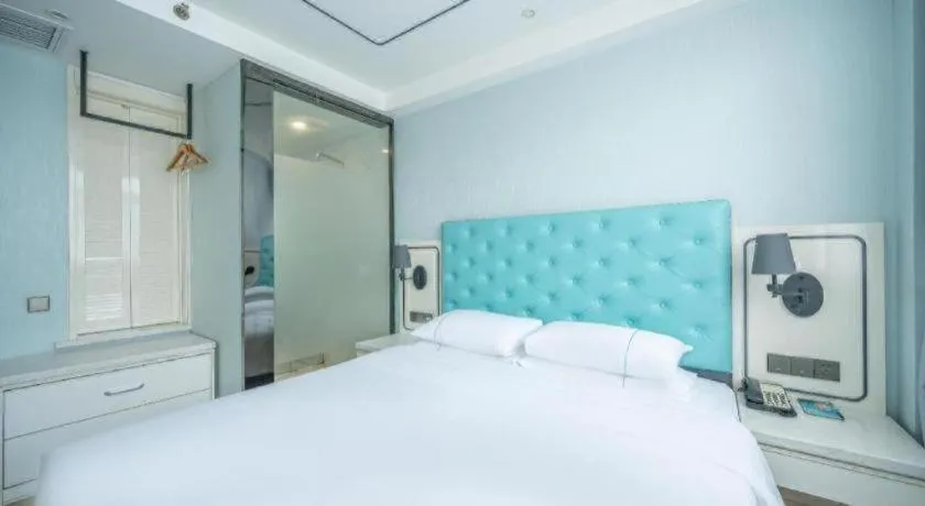 Bed in Qingdao Galaxy Holiday Hotel