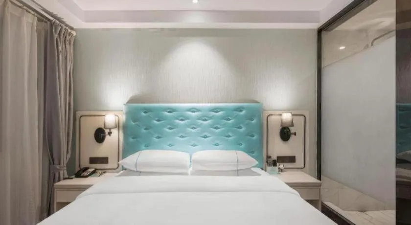 Bed in Qingdao Galaxy Holiday Hotel