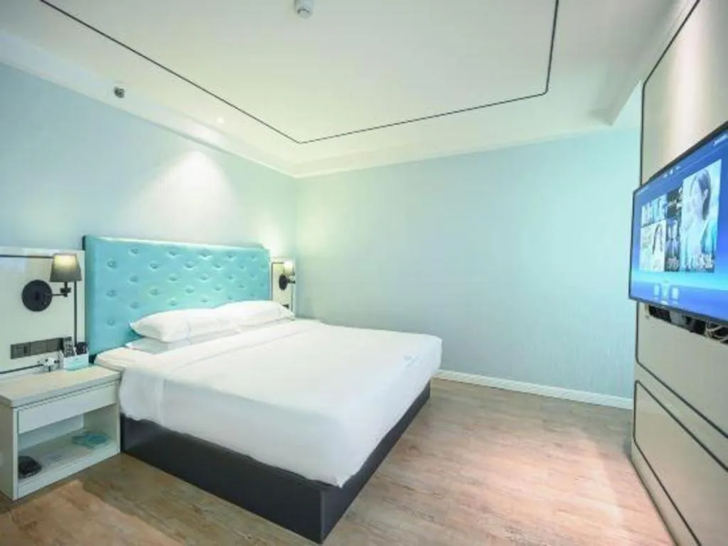 Bed in Qingdao Galaxy Holiday Hotel