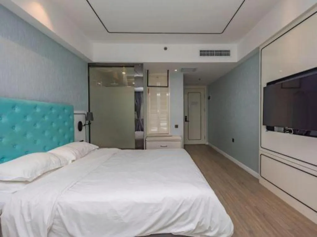 Bed in Qingdao Galaxy Holiday Hotel