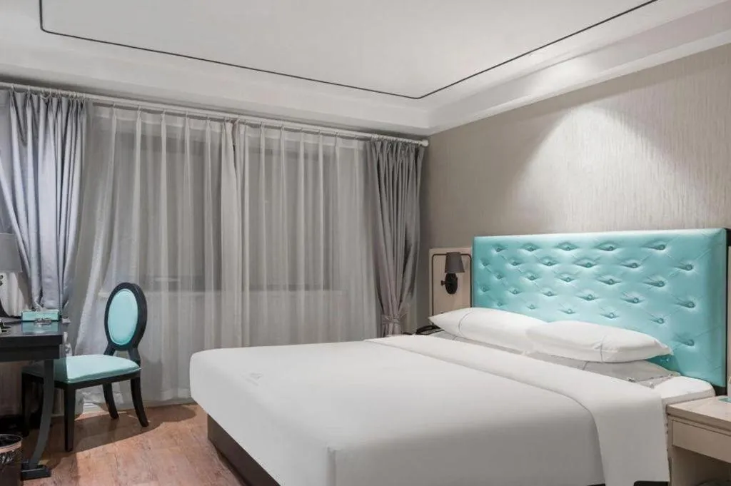 Bed in Qingdao Galaxy Holiday Hotel