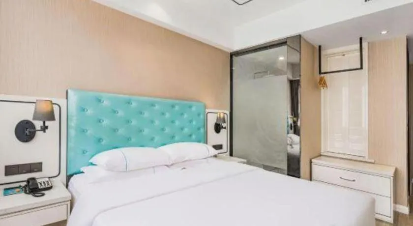 Bed in Qingdao Galaxy Holiday Hotel