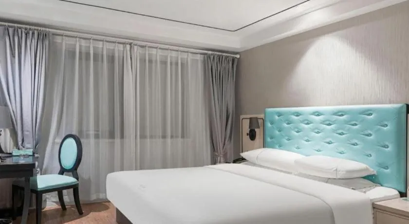 Bed in Qingdao Galaxy Holiday Hotel