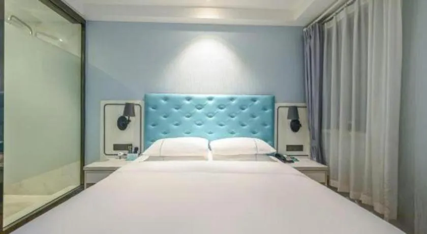 Bed in Qingdao Galaxy Holiday Hotel