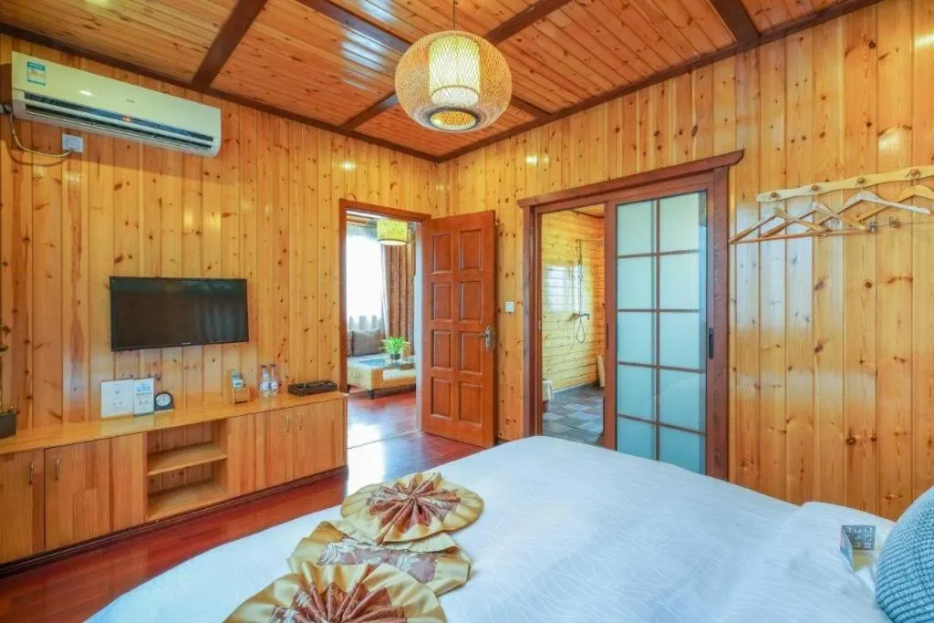 Bed in Suzhou Phoenix Hotspring Resort