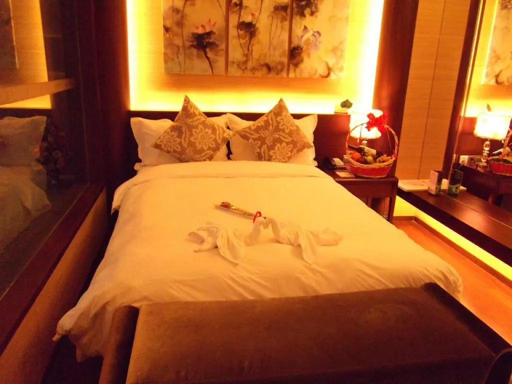 Bed in Suzhou Phoenix Hotspring Resort