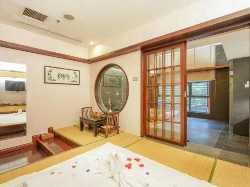 Bed in Suzhou Phoenix Hotspring Resort