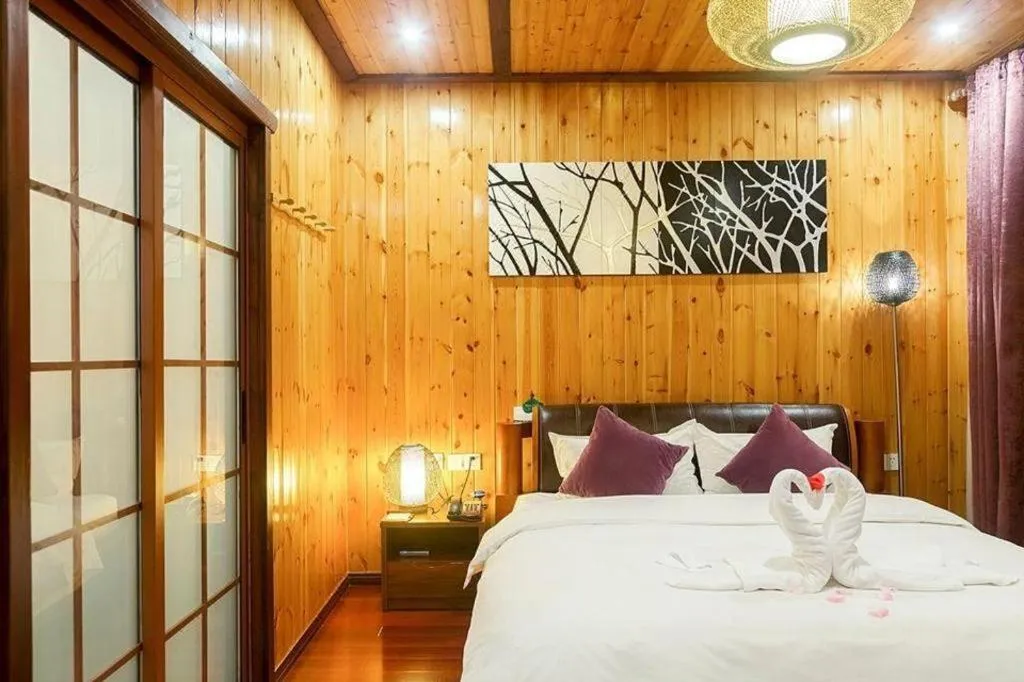 Bed in Suzhou Phoenix Hotspring Resort