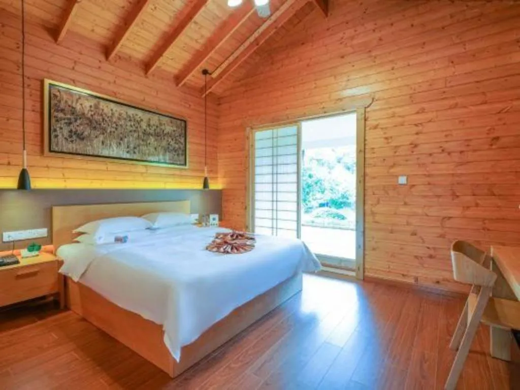 Bed in Suzhou Phoenix Hotspring Resort