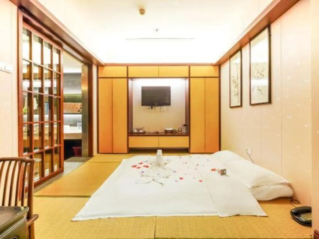 Bed in Suzhou Phoenix Hotspring Resort