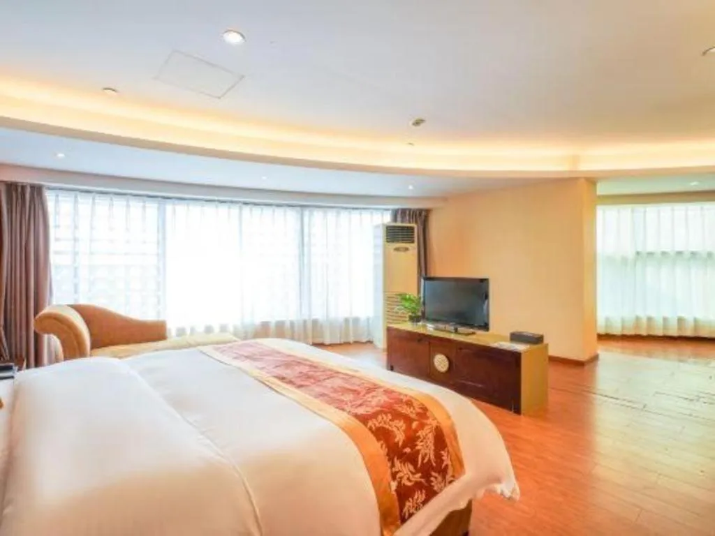 Bed in Suzhou Phoenix Hotspring Resort