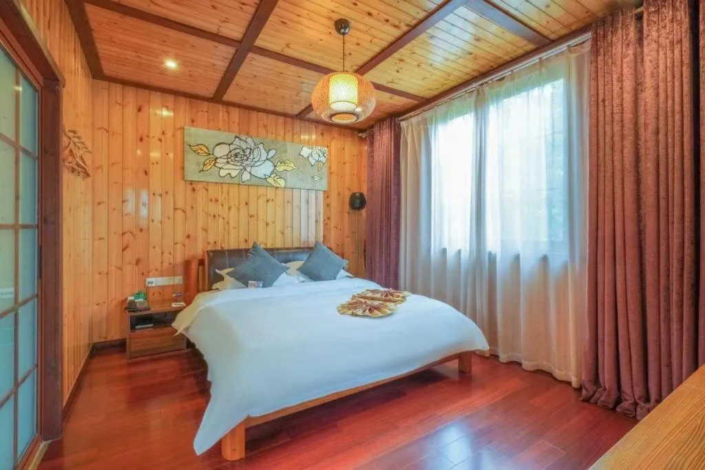 Bed in Suzhou Phoenix Hotspring Resort