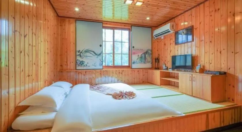 Bed in Suzhou Phoenix Hotspring Resort