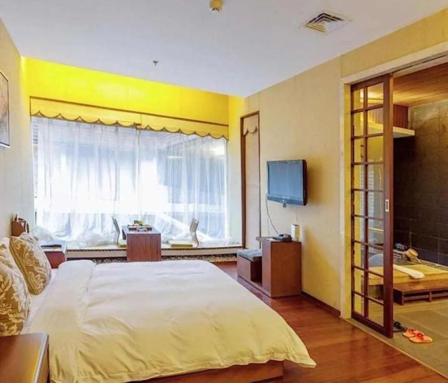 Bed in Suzhou Phoenix Hotspring Resort