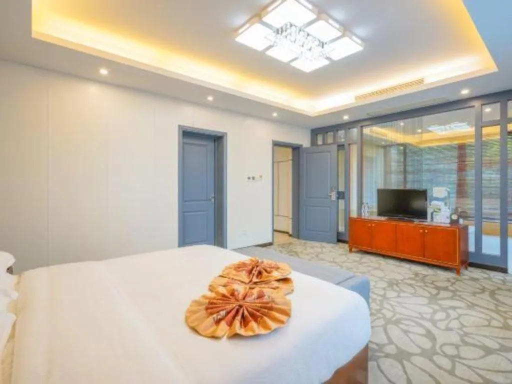 Bed in Suzhou Phoenix Hotspring Resort