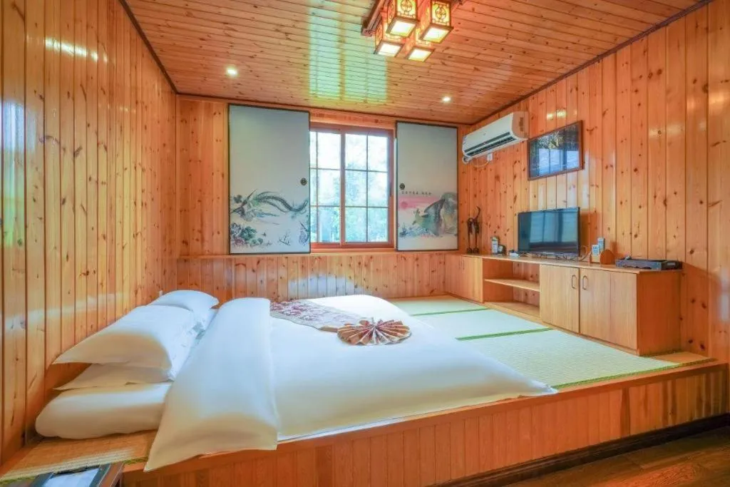 Bed in Suzhou Phoenix Hotspring Resort