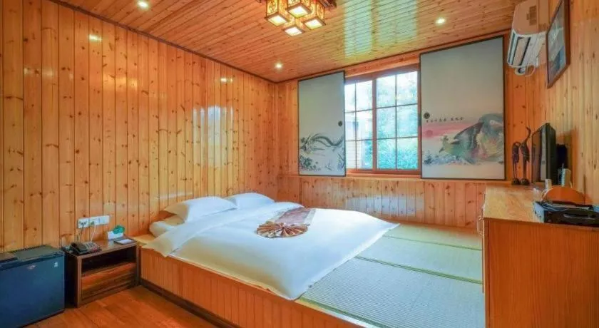 Bed in Suzhou Phoenix Hotspring Resort