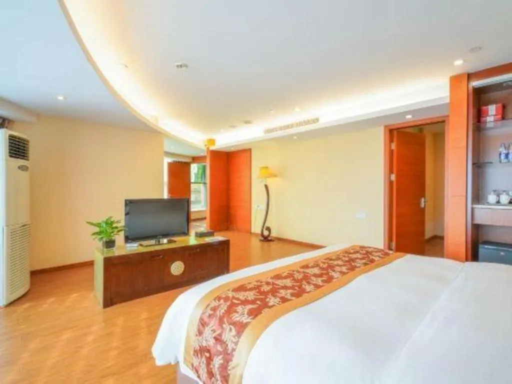 Bed in Suzhou Phoenix Hotspring Resort