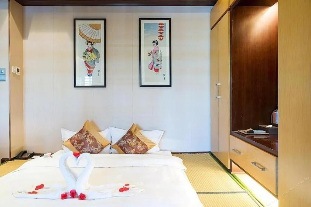 Bed in Suzhou Phoenix Hotspring Resort