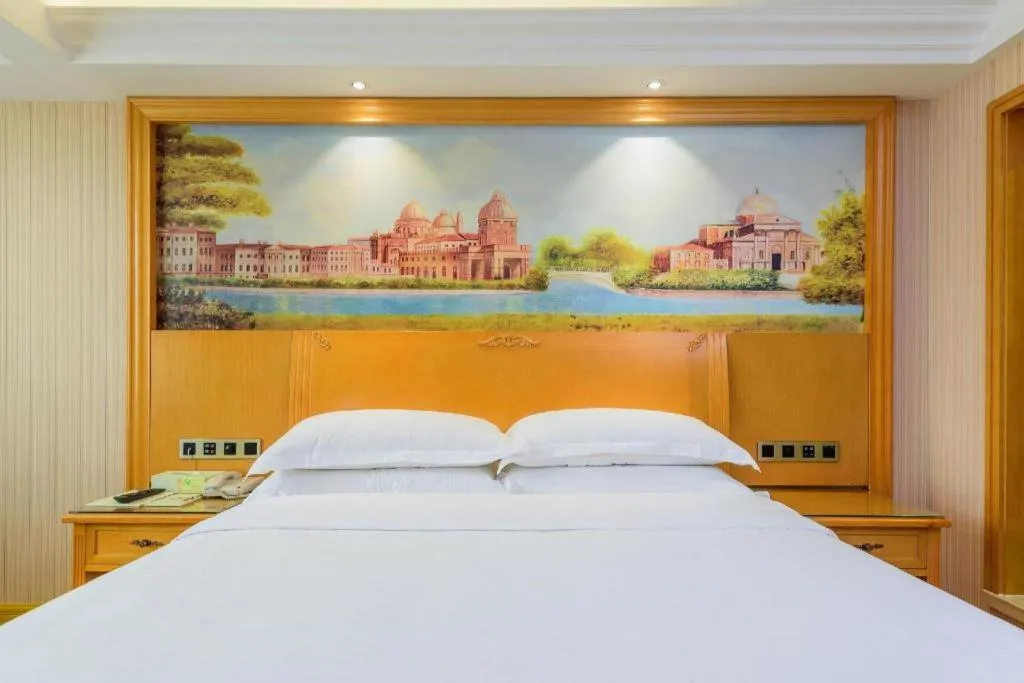 Bed in Vienna Hotel Guangxi Liuzhou Xijiang Vientiane City