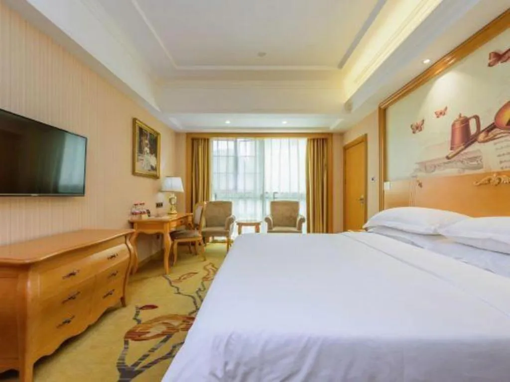 Bed in Vienna Hotel Guangxi Liuzhou Xijiang Vientiane City