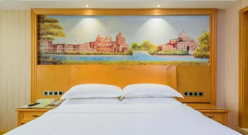 Bed in Vienna Hotel Guangxi Liuzhou Xijiang Vientiane City