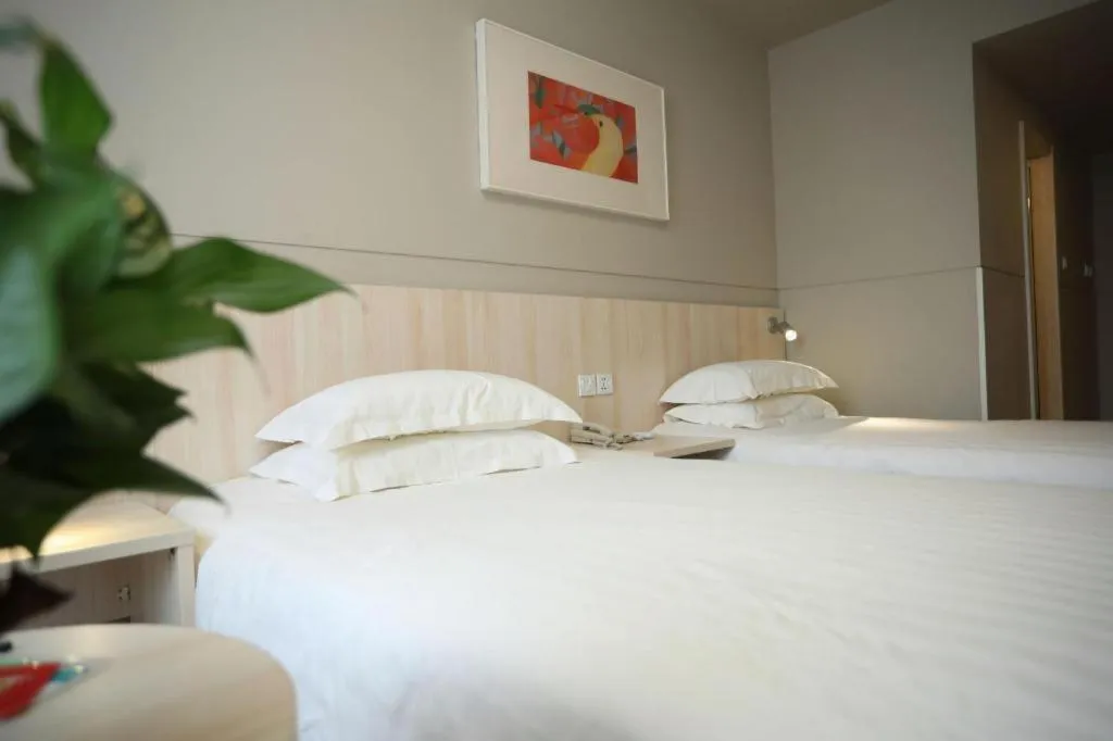 Bed in Jinjiang Inn Pingliang West Railway Station Xuanhe New City