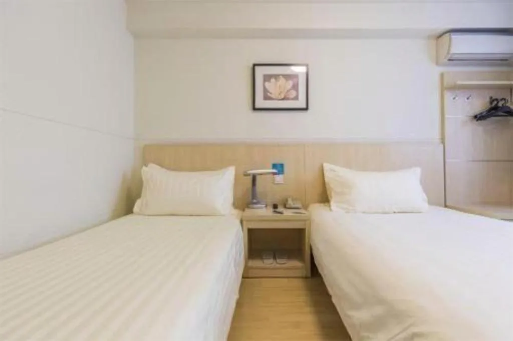 Bed in Jinjiang Inn Pingliang West Railway Station Xuanhe New City