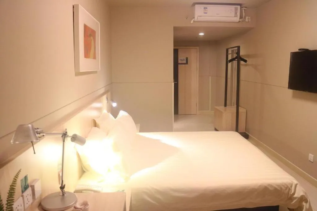 Bed in Jinjiang Inn Pingliang West Railway Station Xuanhe New City