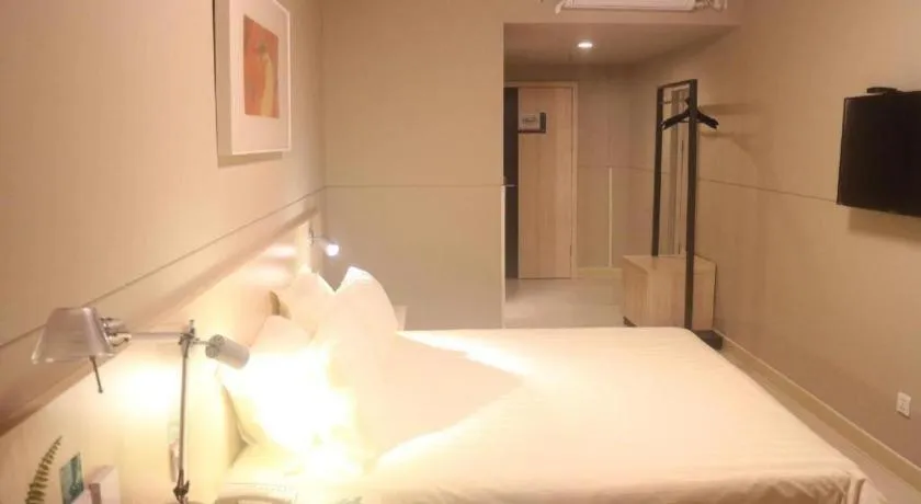 Bed in Jinjiang Inn Pingliang West Railway Station Xuanhe New City