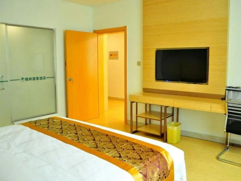 Bed in GreenTree Inn Liaocheng Donge Culture Street Express Hotel