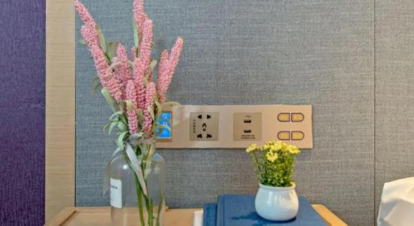 Lavande Hotels Guangzhou Baiyun Avenue North Metro Station