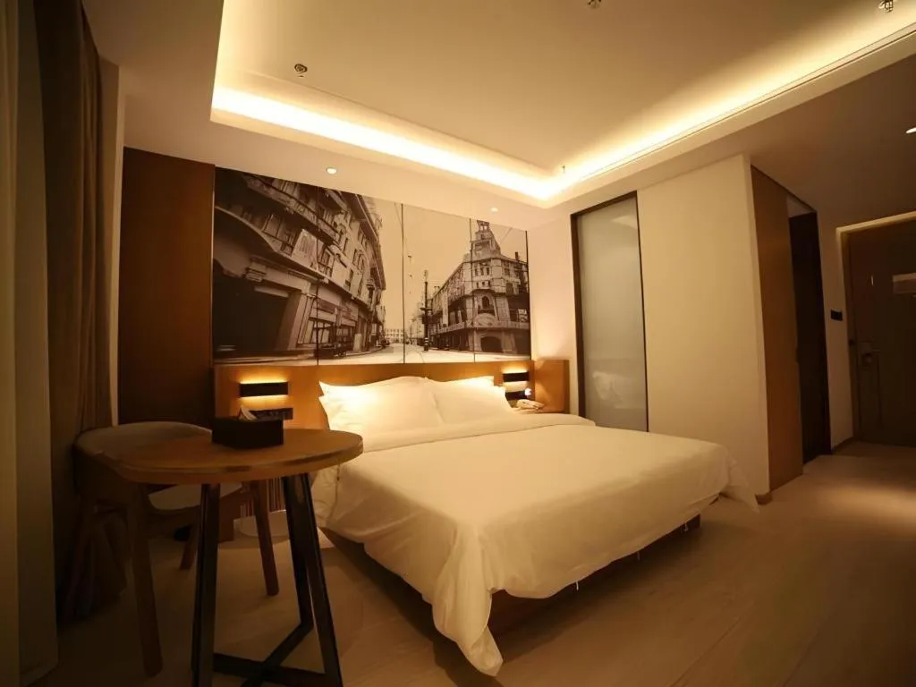 Bed in Jinjiang Metropolo Hotel Shanghai Hongqiao International Exhibition Center Branch