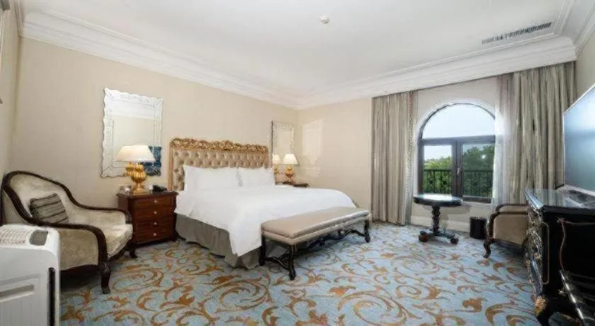 Bed in Wyndham Grand Plaza Royale Resort Nanjing