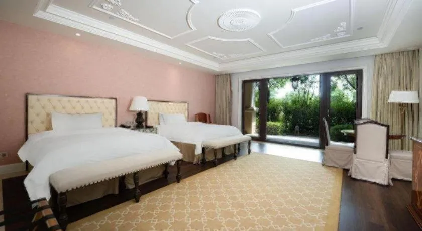 Bed in Wyndham Grand Plaza Royale Resort Nanjing