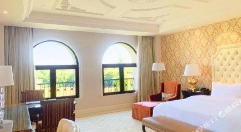 Bed in Wyndham Grand Plaza Royale Resort Nanjing