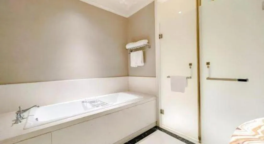 Donghai Xianhucheng Huanglong Hotel