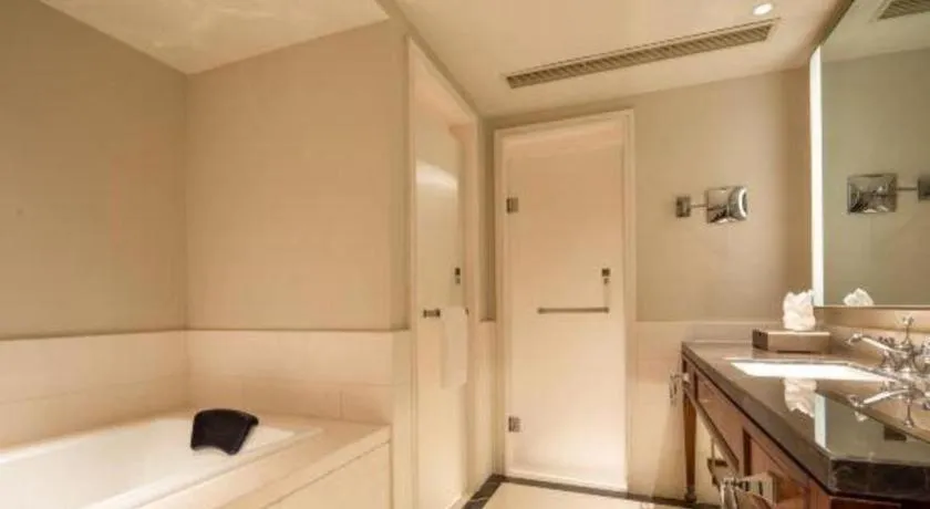 Donghai Xianhucheng Huanglong Hotel