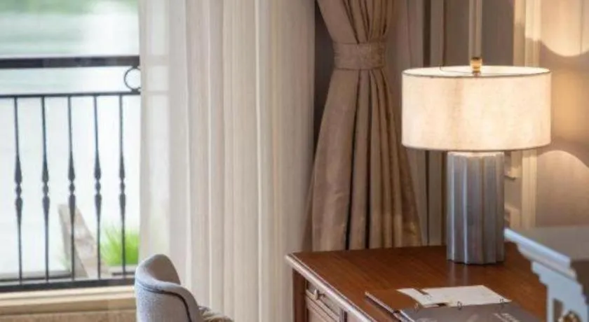 Donghai Xianhucheng Huanglong Hotel