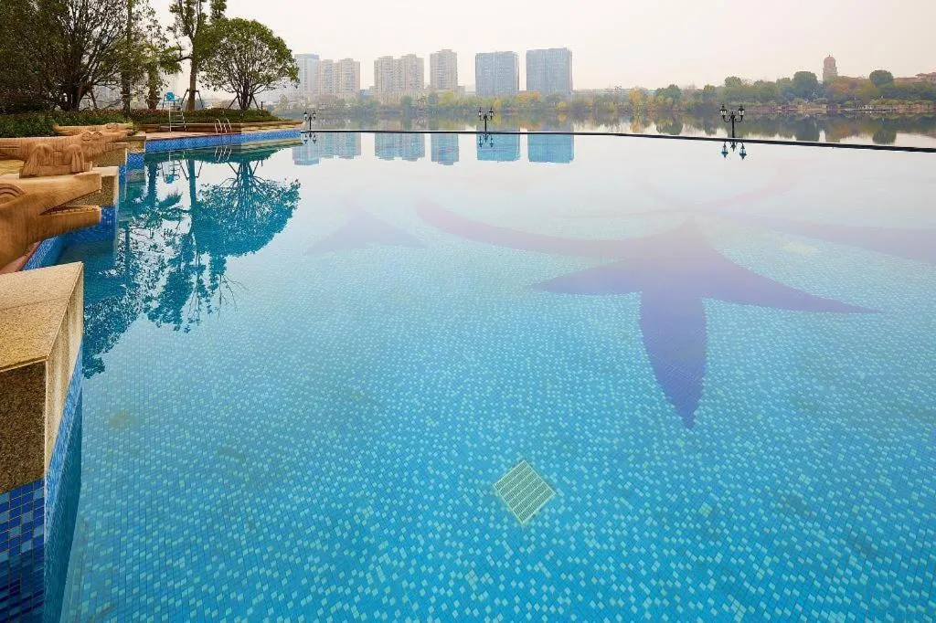 Donghai Xianhucheng Huanglong Hotel