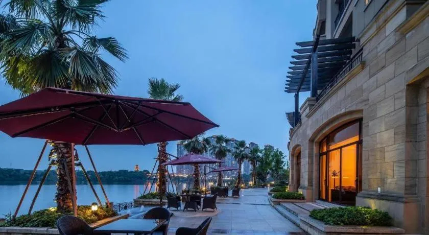 Donghai Xianhucheng Huanglong Hotel