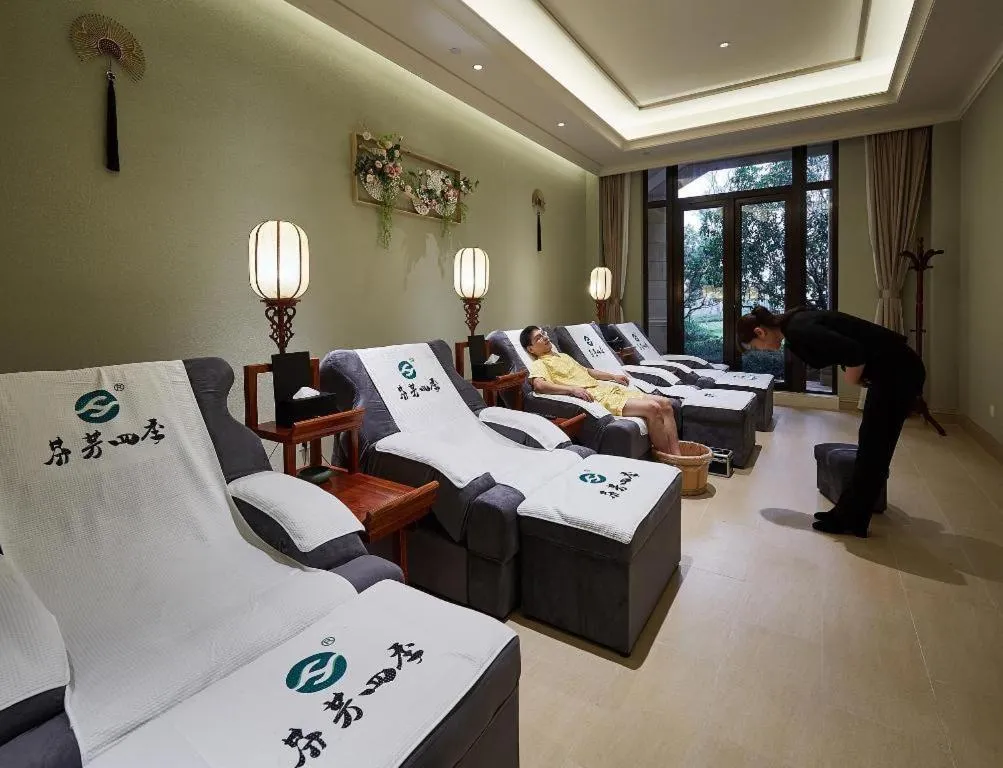 Donghai Xianhucheng Huanglong Hotel