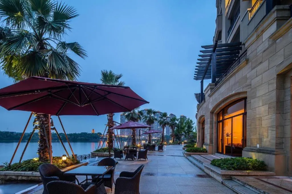 Donghai Xianhucheng Huanglong Hotel