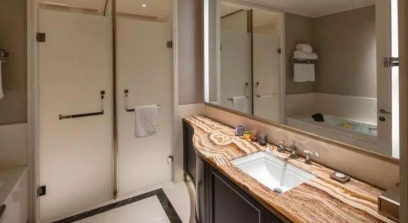 Donghai Xianhucheng Huanglong Hotel