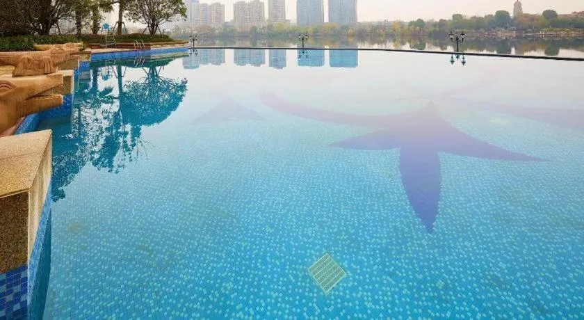 Donghai Xianhucheng Huanglong Hotel